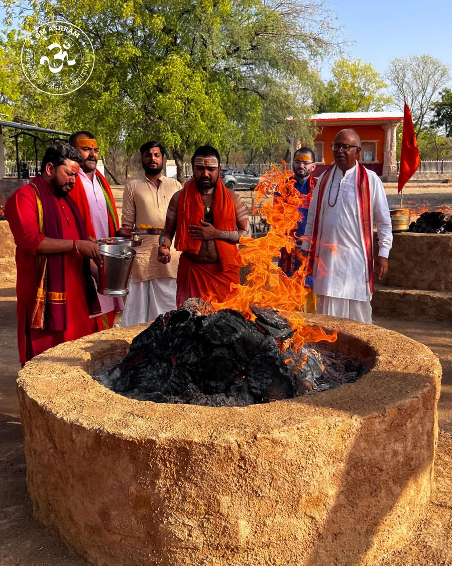 Param Pujya Mahamandaleshwar Swami Avatar Puri Ji Maharaj and pandits lighting five sacred fires.